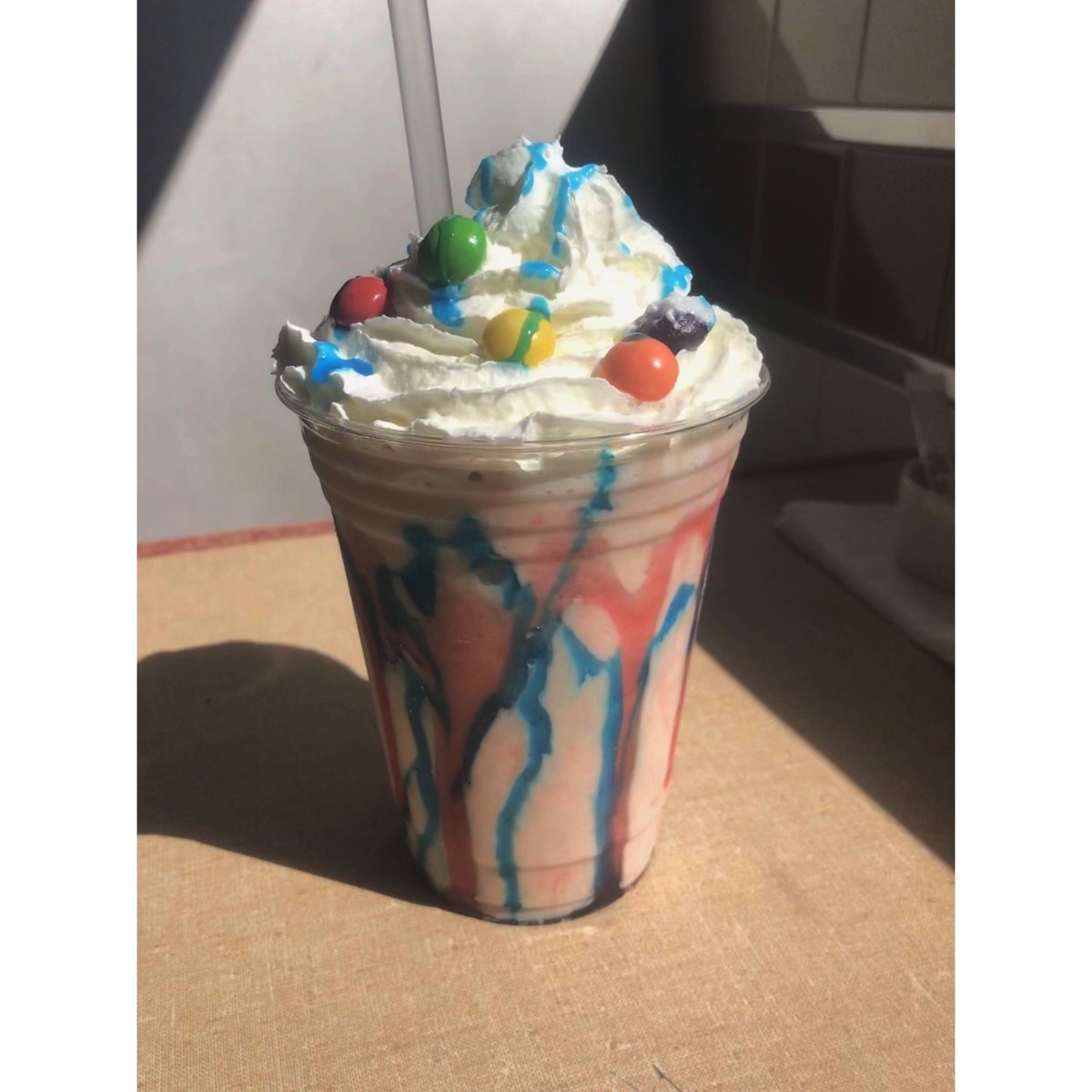 fatboysdiner's tweet photo. Skittles milkshake😍🍭.                 Why not come down and try one of our delightful shakes!! #milkshake #milkshakemonday #saucy #sweet #bubblegum #trinitybuoywharf #london #placestoeatinlondon #cool #diner #retro #fatboysdiner https://t.co/qsuRt08sHH
