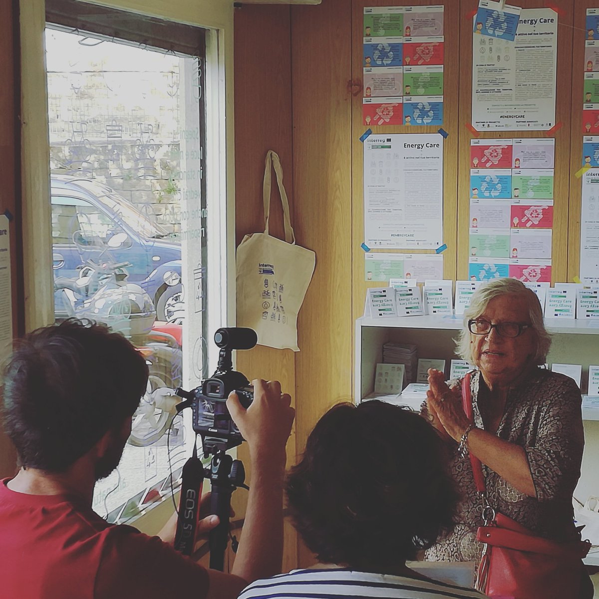 ENERGYweCARE's tweet photo. Le prime testimonianze dei testimonial di #EnergyCare nel rione di #Ponziana a #Trieste. In diretta dalla casetta di #PonzianaLab #WattLab! https://t.co/x0lotGVmvD