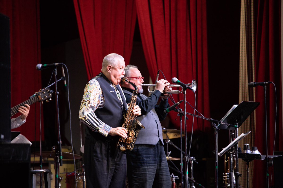GrandHotelMI's tweet photo. A special thank you to all the performers and guests that joined us for this 2018 Labor Day Jazz Weekend! @bmarsalis @cecilesalvant @PaquitoDRivera @JoyboxExpress @thefourfreshmen With @mifarmbureauins @FifthThird @BCBSM #grandhotelmichigan #livehealthylivegrand #mackinacisland https://t.co/xGDo8LiDPt