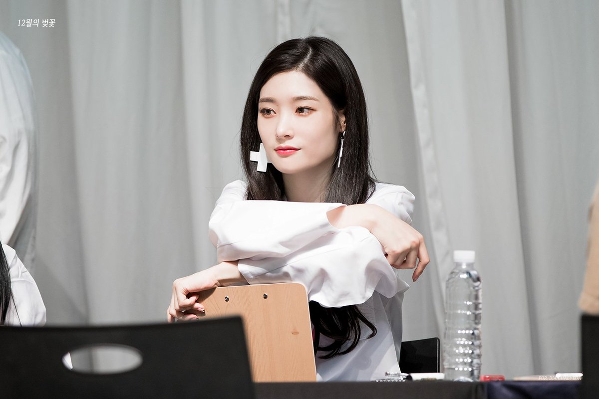 19971201_JCY's tweet photo. 180818 목동방송회관 팬싸인회 4pic
#다이아 #DIA #정채연 #채연 #Chaeyeon https://t.co/FYzbBh7W6a