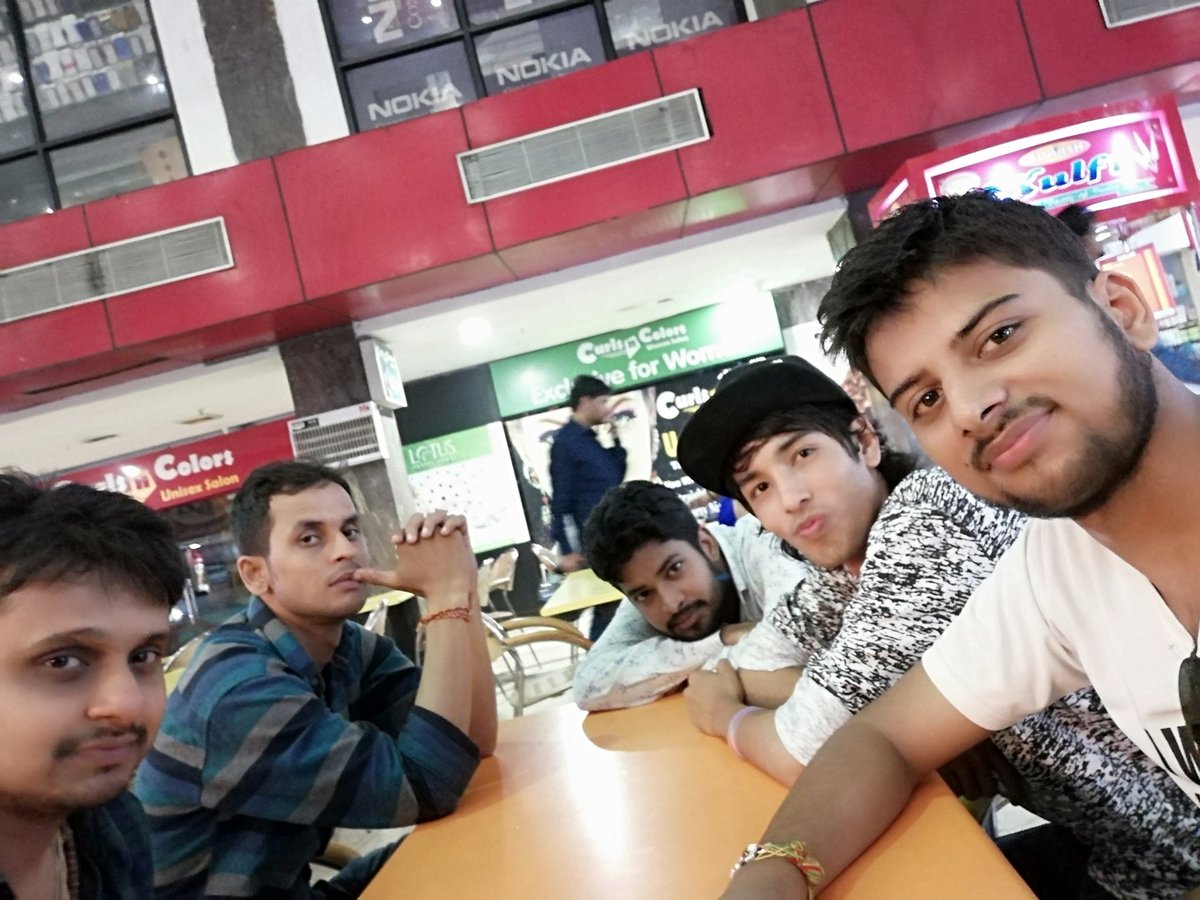 imvikaskohli's tweet photo. Enjoying #SaturdayNight ๐ in #Shopprix #Mall with #Friends ๐
#Saturday #Food #pizza ๐
#mcflurry ๐ง๐ฆ๐จ #yummy #loved it ๐
#Dominos #McDonalds #Noida #Love #Noidadiaries #India ๐ฎ๐ณ https://t.co/dvzYvBUH9C