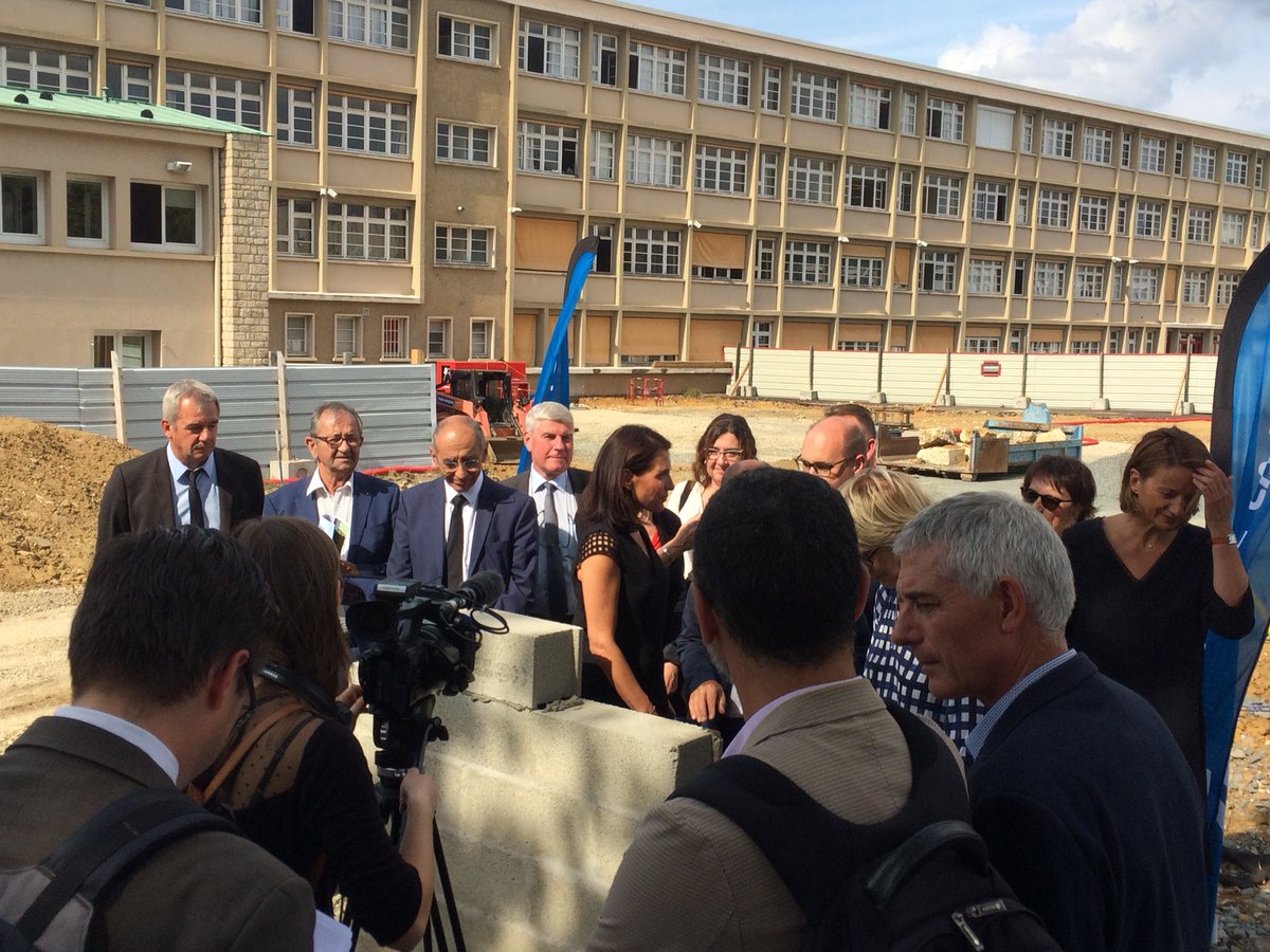 MEF_LeMans's tweet photo. Pose de la 1ère pierre de l’extension du Lycée Bellevue au Mans. Nous assurons le suivi de la clause sociale sur cette opération pour le compte de la Région @paysdelaloire. 4680 heures seront réalisées sur ce chantier. #emploi #clausesociale #insertion https://t.co/a13MARNruG