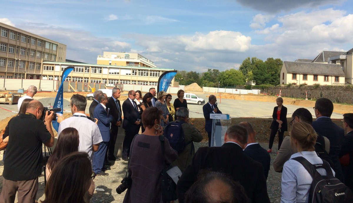 MEF_LeMans's tweet photo. Pose de la 1ère pierre de l’extension du Lycée Bellevue au Mans. Nous assurons le suivi de la clause sociale sur cette opération pour le compte de la Région @paysdelaloire. 4680 heures seront réalisées sur ce chantier. #emploi #clausesociale #insertion https://t.co/a13MARNruG