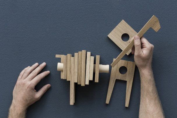 Speels eikenhouten Polygrif van Moebe - EYEspired eyespired.nl/polygrif-moebe