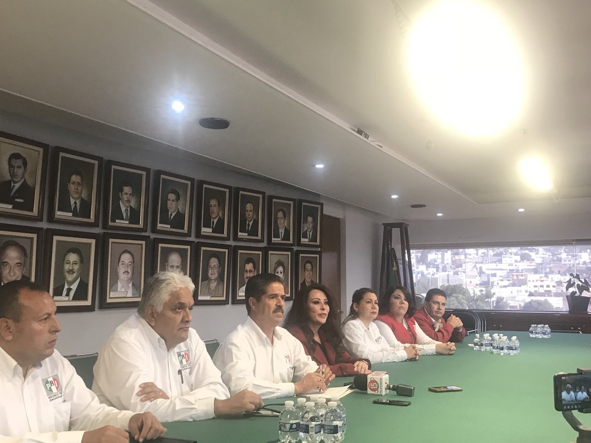 PRI_Zacatecas's tweet photo. #ConferenciaDePrensa 
Se anuncia el método para elegir la nueva dirigencia de nuestro partido. 
-Asamblea para Consejeras y Consejeros Políticos- https://t.co/dCt0ofrezC