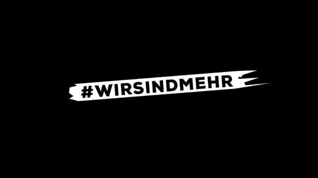ARTEde's tweet photo. #wirsindmehr - LIVE! 💪 Hier ➡️ https://t.co/pmTEBd4253 

17.00 Begrüßung und Schweigeminute
17.20 – 17.45 TRETTMANN
17.55 – 18.25 Feine Sahne Fischfilet 
18.35 – 19.05 K.I.Z.
19.15 – 19.45 KRAFTKLUB
19.55 – 20.25 Nura030 (SXTN) / Marteria &amp; CASPER
20.40 – 21.15 Die Toten Hosen https://t.co/tuz9RNRRZp