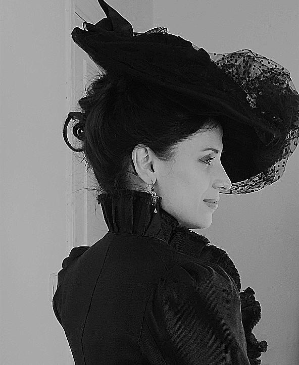 SBallesterosWeb's tweet photo. La Marquesa de Urrutia vuelve a @acacias38_tve 
@grupoboomerang #TVE #tve1 #acacias38 #Acacias #series #ficcion #SaraBallesteros #MarquesadeUrrutia https://t.co/hEGSCY6bzF