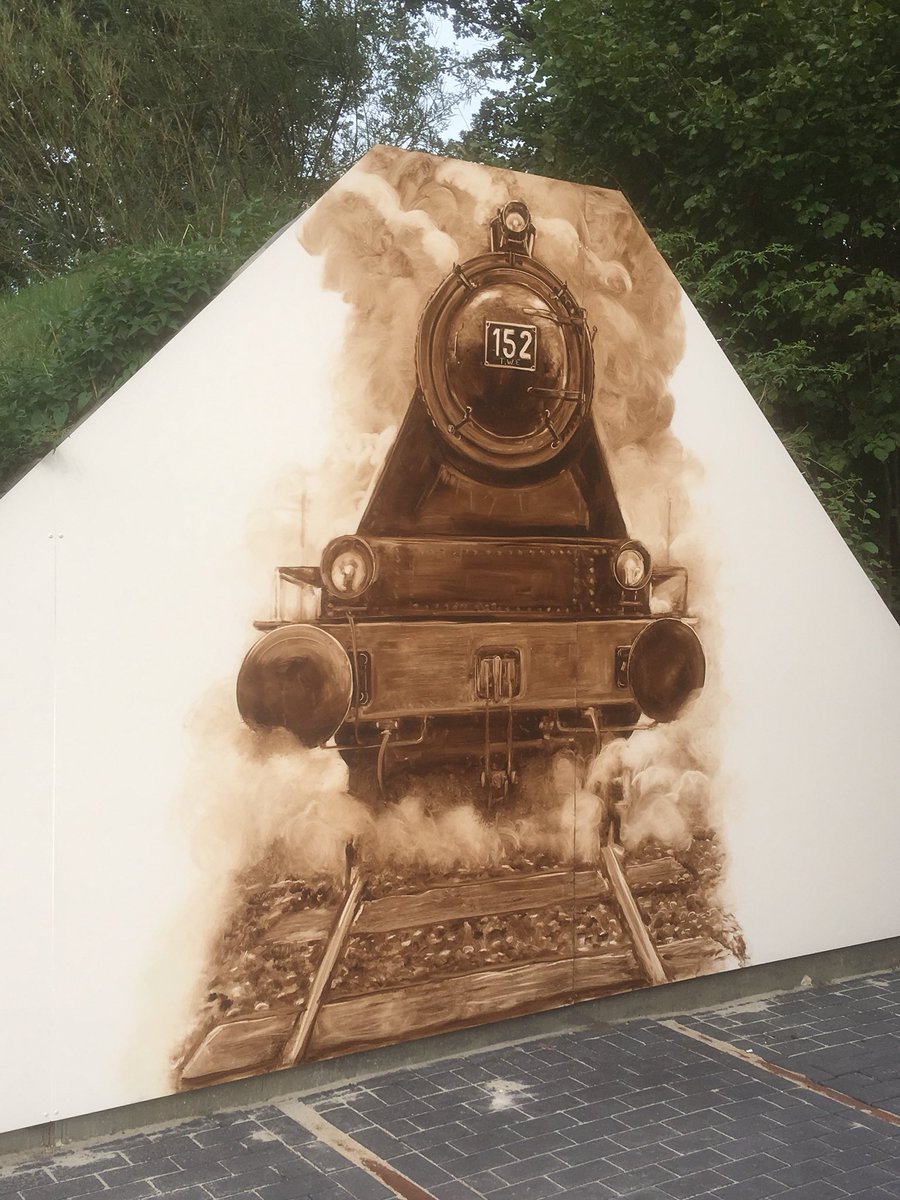 Het project “Zuiderspoor” krijgt steeds meer vorm. Vandaag is begonnen met de beschildering van de zijmuur doorgang Kokkelmanlanden- Buurserstraat. Mooi initiatief van de <a href="/SHSEL/">sharlene sellars</a>
zuiderspoor.nl  #raad053