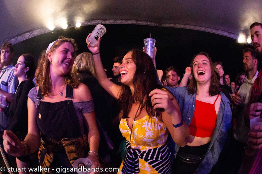 Knee Deep – once upon a time all festivals were like this gigsandbands.com/knee-deep-once…