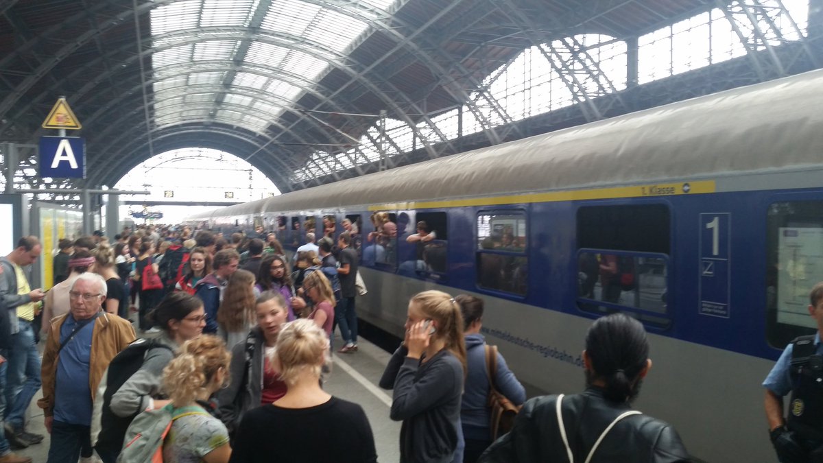 Selbst nach Veranstaltungsbeginn sind die Züge von Leipzig nach Chemnitz so voll, dass nicht alle Fahrgäste mitkönnen #wirsindmehr