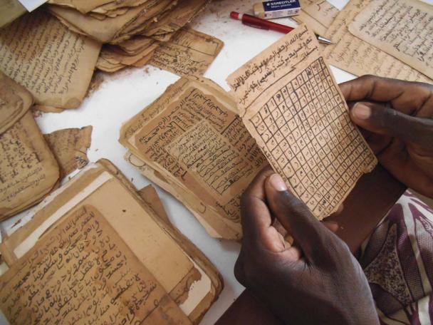 ActuaLitte's tweet photo. Archives en danger : projet mondial de sauvegarde de la British Library https://t.co/KHamuYQ6wk
@britishlibrary #EndangeredArchivesProgramme #conservation #sauvegarde #documents #manuscrits #livres #numerisation #OpenAcces https://t.co/nMt3NrRAHE