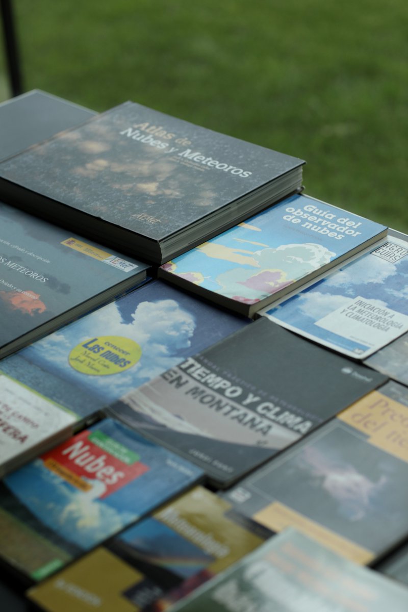 antoninoycinia's tweet photo. Casi ha dejado de llover en #CerezalesDelCondado y los #nimbos se están dispersando. @JaviOru está a punto de concluir la introducción a las distintas formaciones y a la bibliografía esencial, como el Atlas Internacional de Nubes https://t.co/ZAI9tZI2FQ.
Tenemos trabajo de campo https://t.co/uj9OwUPXJg