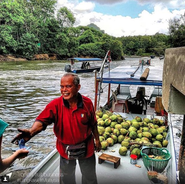 BackpackerThund's tweet photo. Fruit business on the river #Langkawi 🇲🇾 
Photo by: @BackpackerThund© 
#malaysia #southeastasia #malay #river #traveller https://t.co/B69aHfIXbd