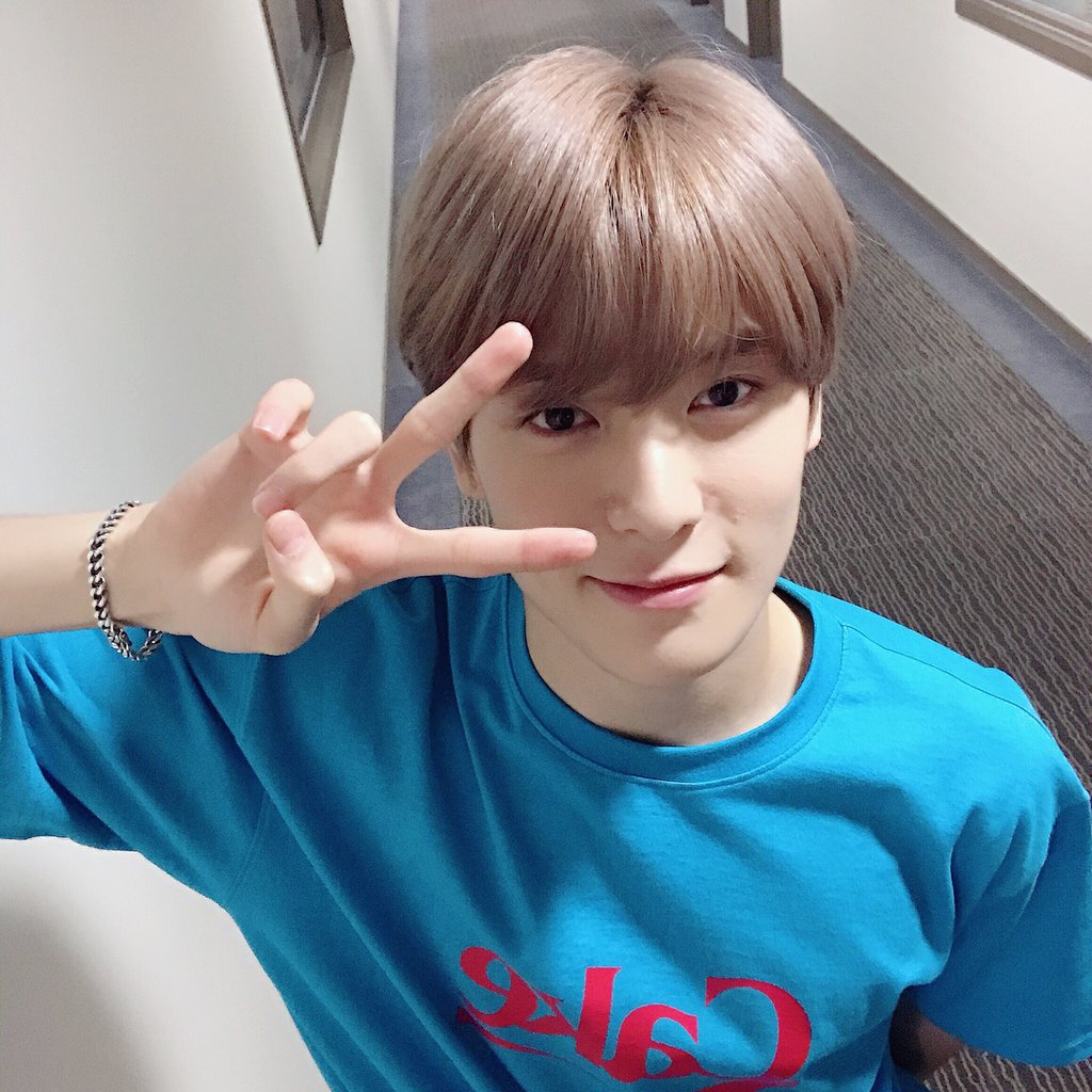 banana_fishxx's tweet photo. 모델링같아 현실적이지 않다 정말
복숭인데 파란색이 너무 잘어울리고 
얼굴에 냉과 온이 다있어 신기해 https://t.co/R0HFqHAWu8