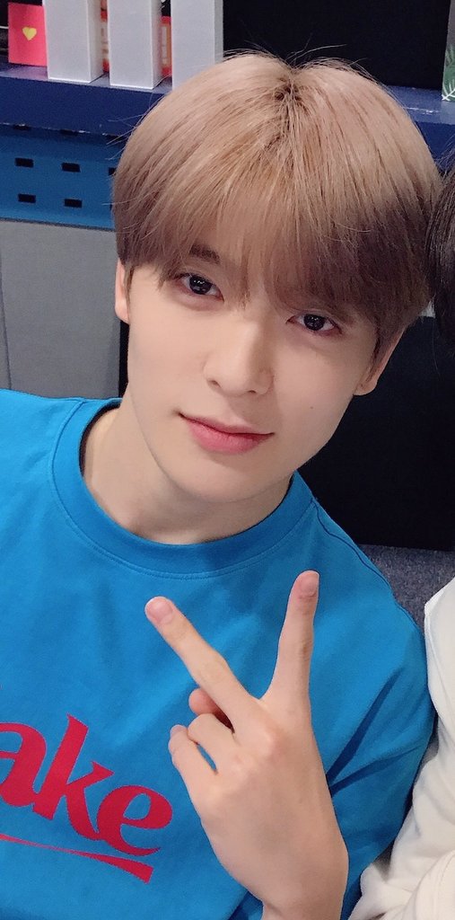 banana_fishxx's tweet photo. 모델링같아 현실적이지 않다 정말
복숭인데 파란색이 너무 잘어울리고 
얼굴에 냉과 온이 다있어 신기해 https://t.co/R0HFqHAWu8