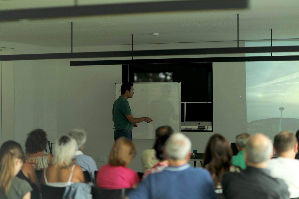 antoninoycinia's tweet photo. Casi ha dejado de llover en #CerezalesDelCondado y los #nimbos se están dispersando. @JaviOru está a punto de concluir la introducción a las distintas formaciones y a la bibliografía esencial, como el Atlas Internacional de Nubes https://t.co/ZAI9tZI2FQ.
Tenemos trabajo de campo https://t.co/uj9OwUPXJg