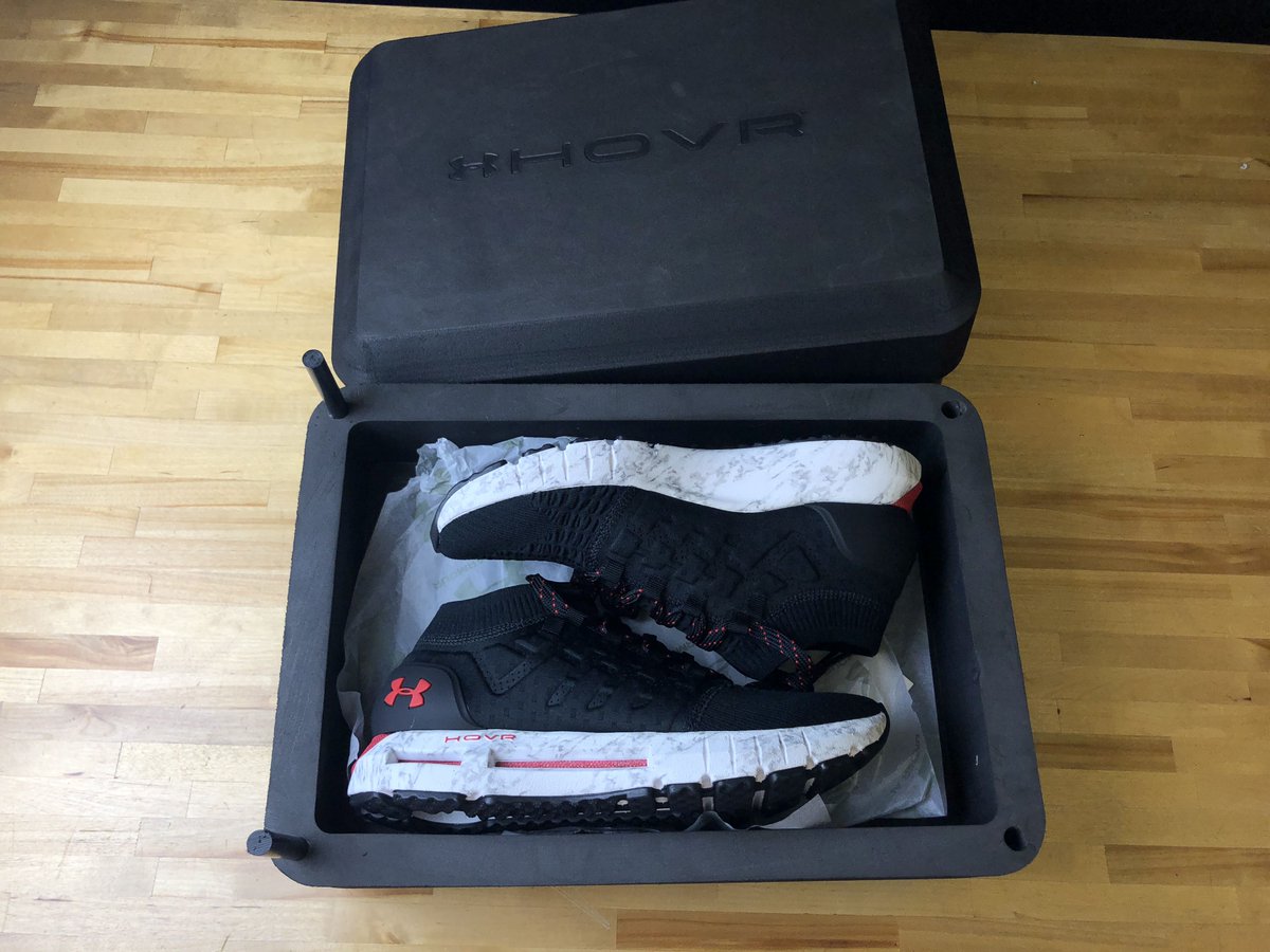 KicksFinder's tweet photo. GIVEAWAY! Under Armour HOVR Phantom Running Shoes with special promo packaging. We have two pairs in two different sizes. 

1 - Like this post.
2 - Retweet with your size.

US only and must be following us. We'll select two winners on Tuesday and ship them to you! https://t.co/3d5swZpbNk