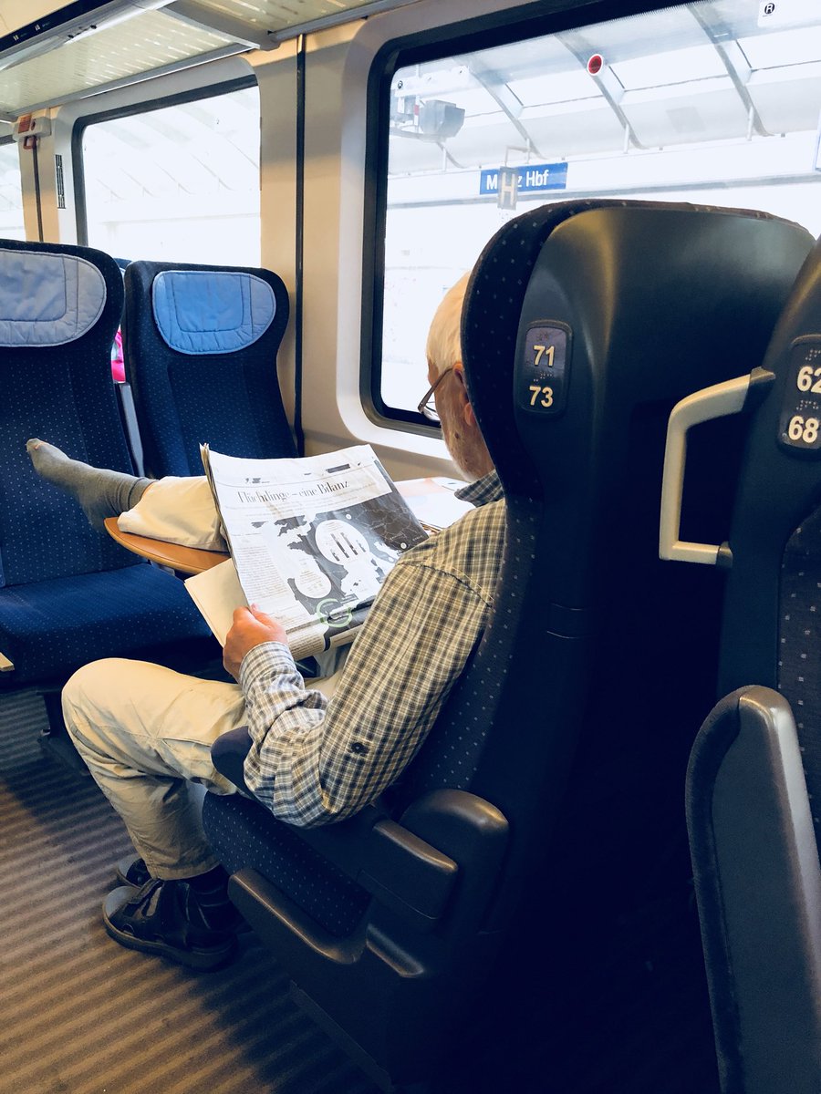 Heute: Käseplatte. Ich komme doch auch nicht auf die Idee bei fremden Menschen meine Füße auf den Tisch zu legen. #bahnfahren #bahn <a href="/DB_Bahn/">Deutsche Bahn Personenverkehr</a>