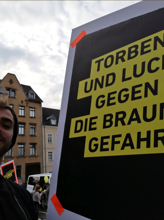 tlgg_consulting's tweet photo. Torben und Lucie gegen die braune Gefahr #wirsindmehr #positionierdich https://t.co/HFfj9mlGMF