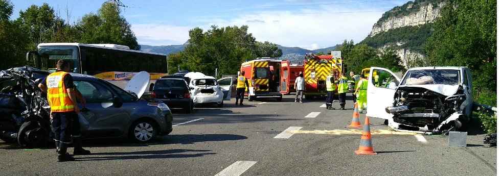 Prefet38's tweet photo. Accident sur l'#A48 en direction de Lyon à #Voreppe : évitez l'autoroute le temps que les véhicules accidentés soient dégagés. 
Ecoutez @Radio1077
Durée estimée : 40 minutes https://t.co/w62bQme2fm