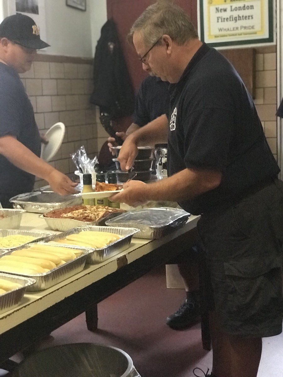 Joeanna_xoxo's tweet photo. Good way to celebrate Labor Day by giving back to our community.. feeding the people who protect us and who are working 24 hours for our protection #OGlaborday #MyOliveGardenFam https://t.co/7idXlZvvwu