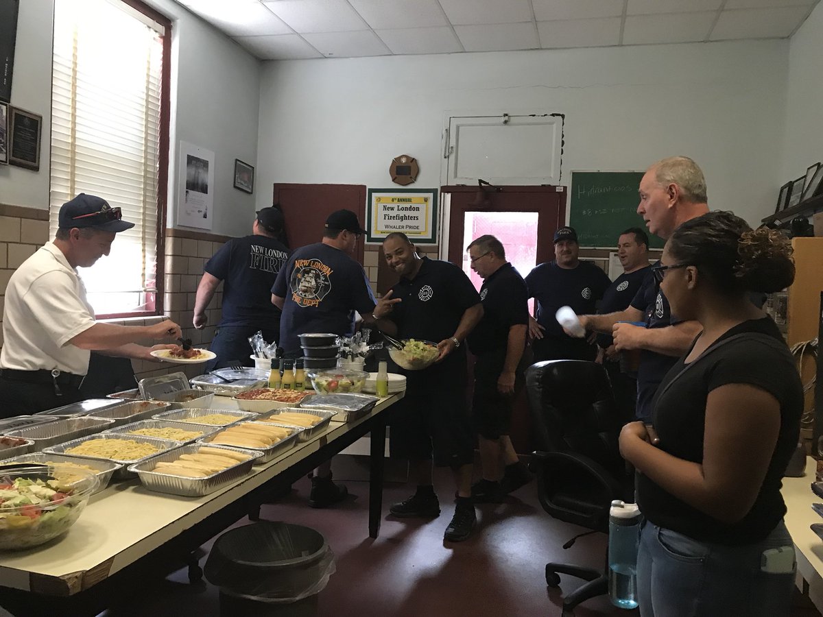 Joeanna_xoxo's tweet photo. Good way to celebrate Labor Day by giving back to our community.. feeding the people who protect us and who are working 24 hours for our protection #OGlaborday #MyOliveGardenFam https://t.co/7idXlZvvwu