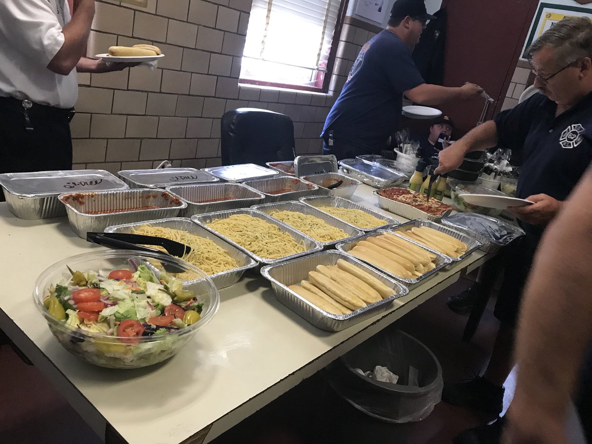 Joeanna_xoxo's tweet photo. Good way to celebrate Labor Day by giving back to our community.. feeding the people who protect us and who are working 24 hours for our protection #OGlaborday #MyOliveGardenFam https://t.co/7idXlZvvwu