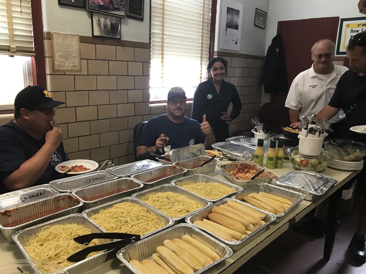 Joeanna_xoxo's tweet photo. Good way to celebrate Labor Day by giving back to our community.. feeding the people who protect us and who are working 24 hours for our protection #OGlaborday #MyOliveGardenFam https://t.co/7idXlZvvwu