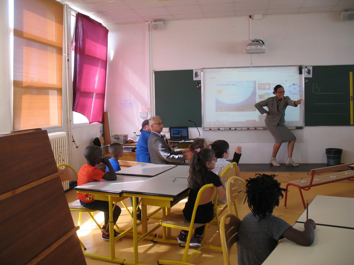 DSDEN79's tweet photo. Rentrée sous le signe de la danse avec une représentation des membres de la compagnie Volubilis et Agnès Pelletier, chorégraphe et danseuse, marraine de l'école Perochon à @Mairie_Niort 
#Rentree2018 #RentreeEnMusique https://t.co/oSsDlzQqBp