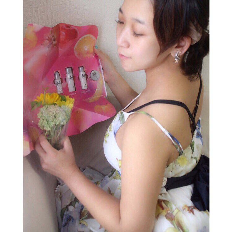 yozzeko's tweet photo. Cosmetics like classic
https://t.co/YXQlw6Wl6w
#ウェルカムキット
#Mforte 導入美容液のローション、エマルジョン、クリーム!
#エムフォルテ は #万田発酵 #発酵化粧品
#エイミーイストワール @eimyistoire のワンピ
#ピアス #kodeanコーデ
https://t.co/nwtIJKMsr1
https://t.co/C1q1L8NRWJ https://t.co/QKzIVGGNZ5