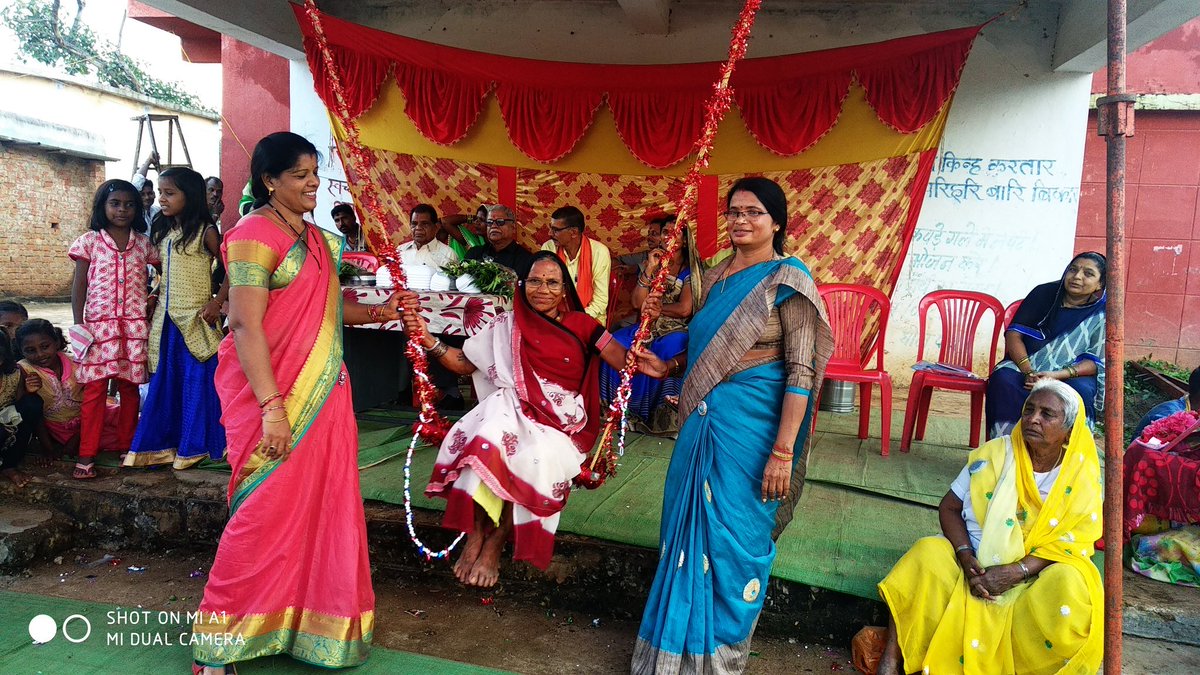 DhakNandini's tweet photo. आज गुंडरदेही विधानसभा ,मंडल अर्जुन्दा में कृष्ण जन्माष्टमी के अवसर पर महिला खेल का आयोजन किया ,जिसमे ग्रामीणों के साथ संगठन व जनप्रतिनिधि बहनो ने भी हिस्सा लिया और ग्रामीण बहनो का हौसला बढ़ाया @Narendramodi_PM @drramansingh @dharam_kaushik #Meripahal https://t.co/Jt0KXSRh79
