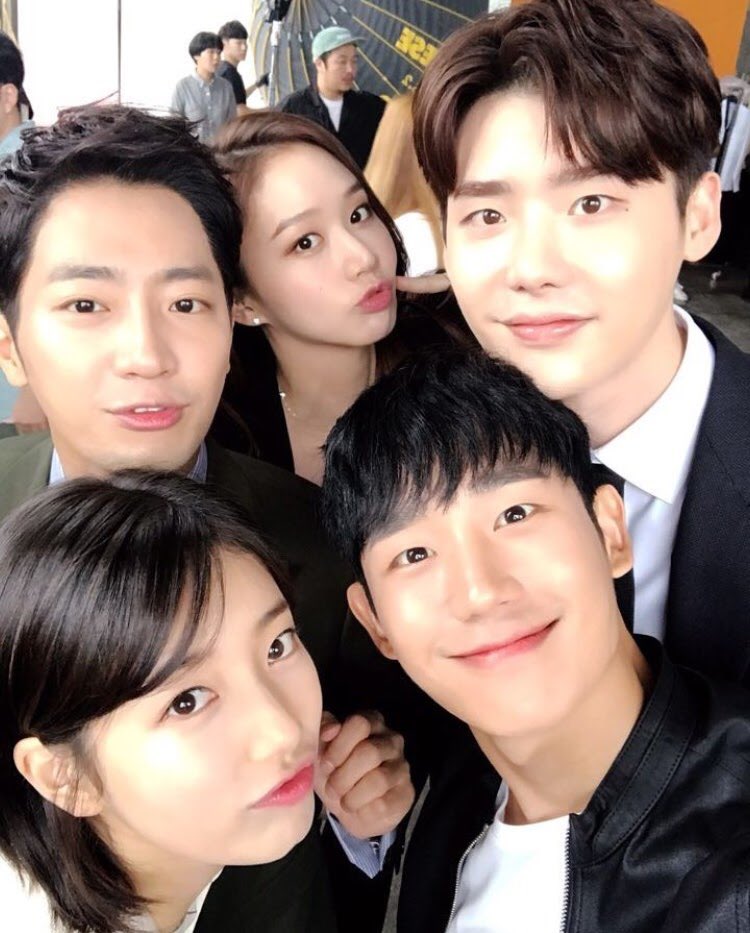 jongzyarchive's tweet photo. congrats to #WhileYouWereSleeping drama &amp; team for winning the top excellence award for hallyu dramas! truly well deserved!! https://t.co/Ghi8ZbWxKm