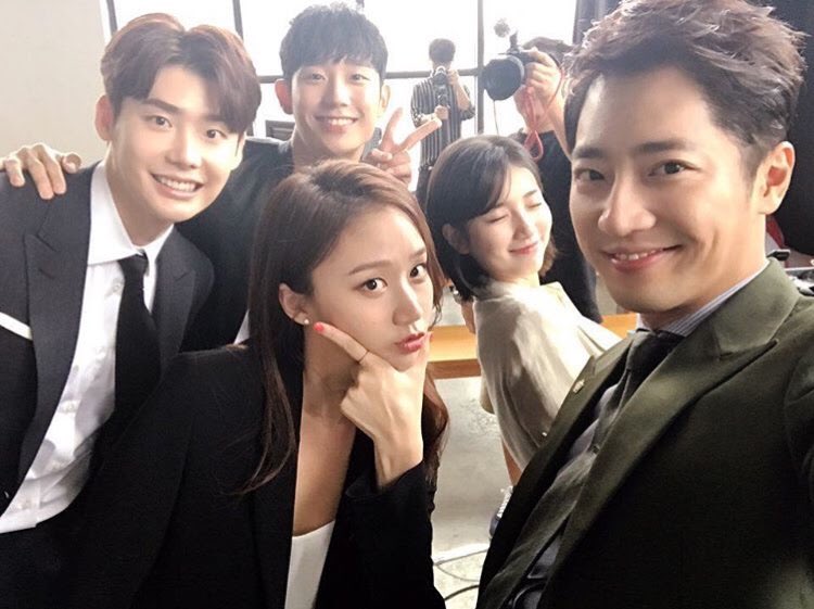 jongzyarchive's tweet photo. congrats to #WhileYouWereSleeping drama &amp; team for winning the top excellence award for hallyu dramas! truly well deserved!! https://t.co/Ghi8ZbWxKm