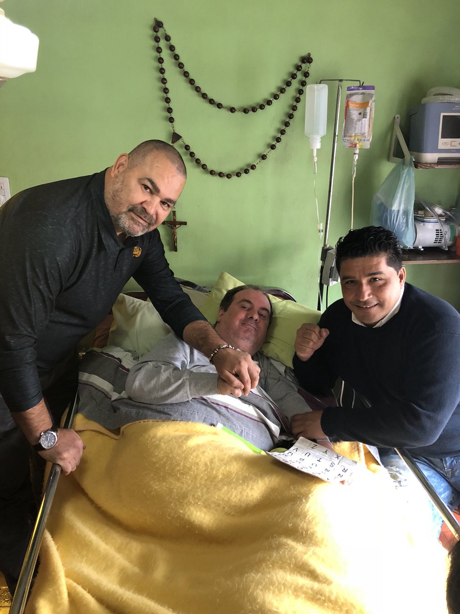 damian0089's tweet photo. Hoy fue un dia distinto, dos de los idolos mas grandes del futbol, se juntaron con mi idolo mas grande de la vida! Una sorpresa enorme para mi viejo. Velez es una familia, grande turco y chila. Muchas gracias por esta emoción enorme. https://t.co/LvS5elAWQ5