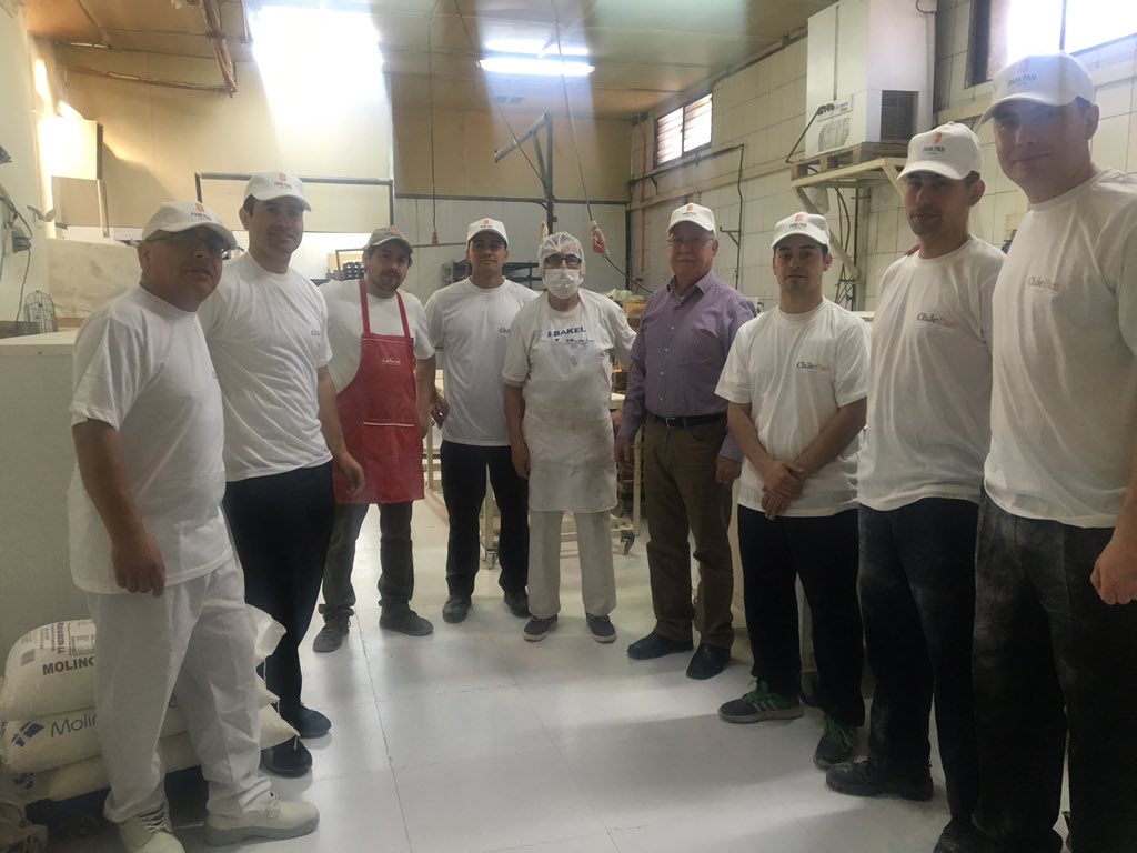 Chileppan's tweet photo. Cerrando curso de capacitación en nuestra #EscuelaProductiva
#EscuelaChilepan, que se desarrolla en dependencias de la #Panaderia #PamPan .
Estos alumnos pertenecen a la #Fach , en convenio con #PamPan y #Chilepan !!
#ProfesionalesDelBakery https://t.co/yfg2RY8IK4