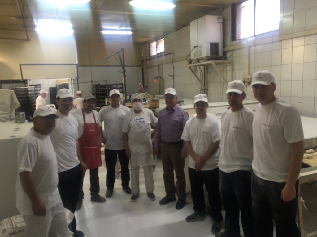 Chileppan's tweet photo. Cerrando curso de capacitación en nuestra #EscuelaProductiva
#EscuelaChilepan, que se desarrolla en dependencias de la #Panaderia #PamPan .
Estos alumnos pertenecen a la #Fach , en convenio con #PamPan y #Chilepan !!
#ProfesionalesDelBakery https://t.co/yfg2RY8IK4