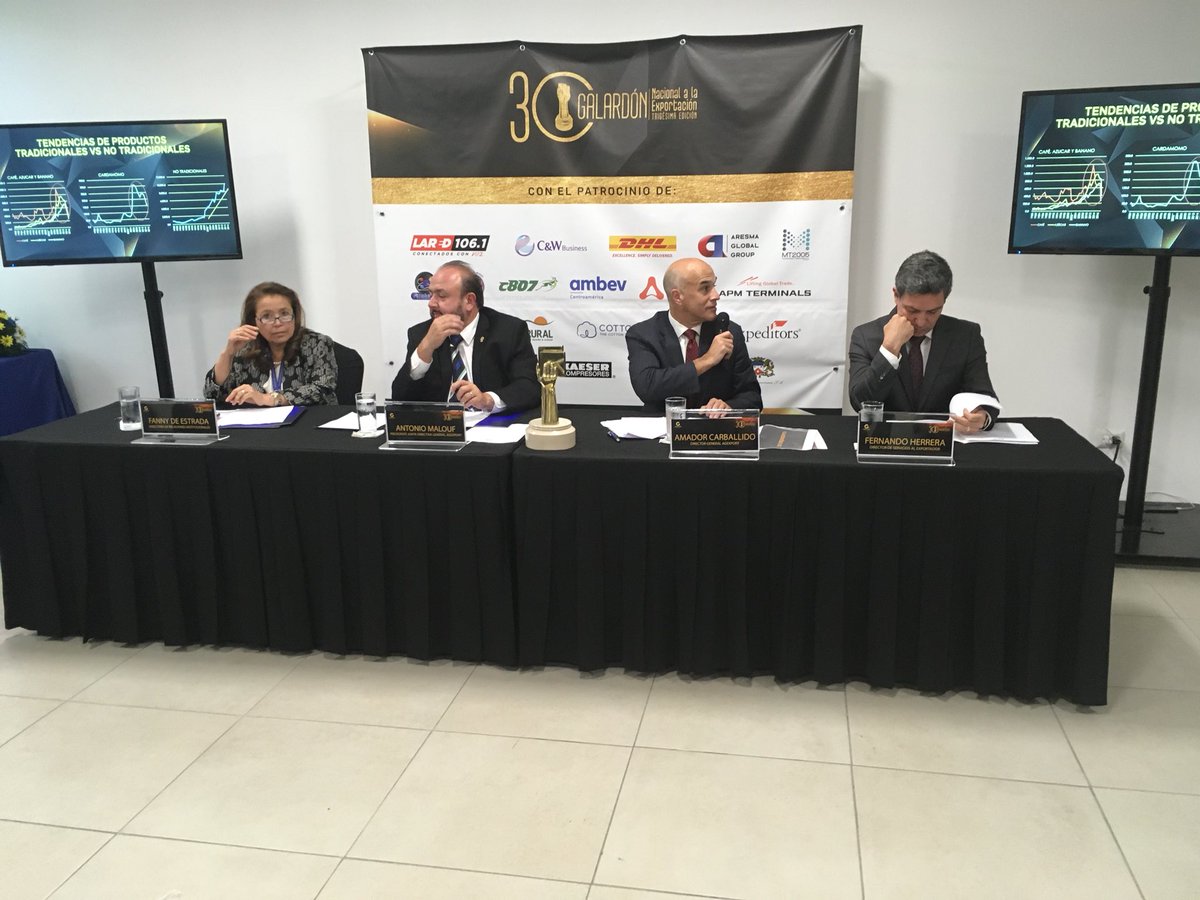 LeonelMSoy502's tweet photo. . @AGEXPORTGT  presenta a los 12 aspirantes al Galardón Nacional a la Exportación #Galardón2018 @soy_502 https://t.co/g1Ei1YURhm
