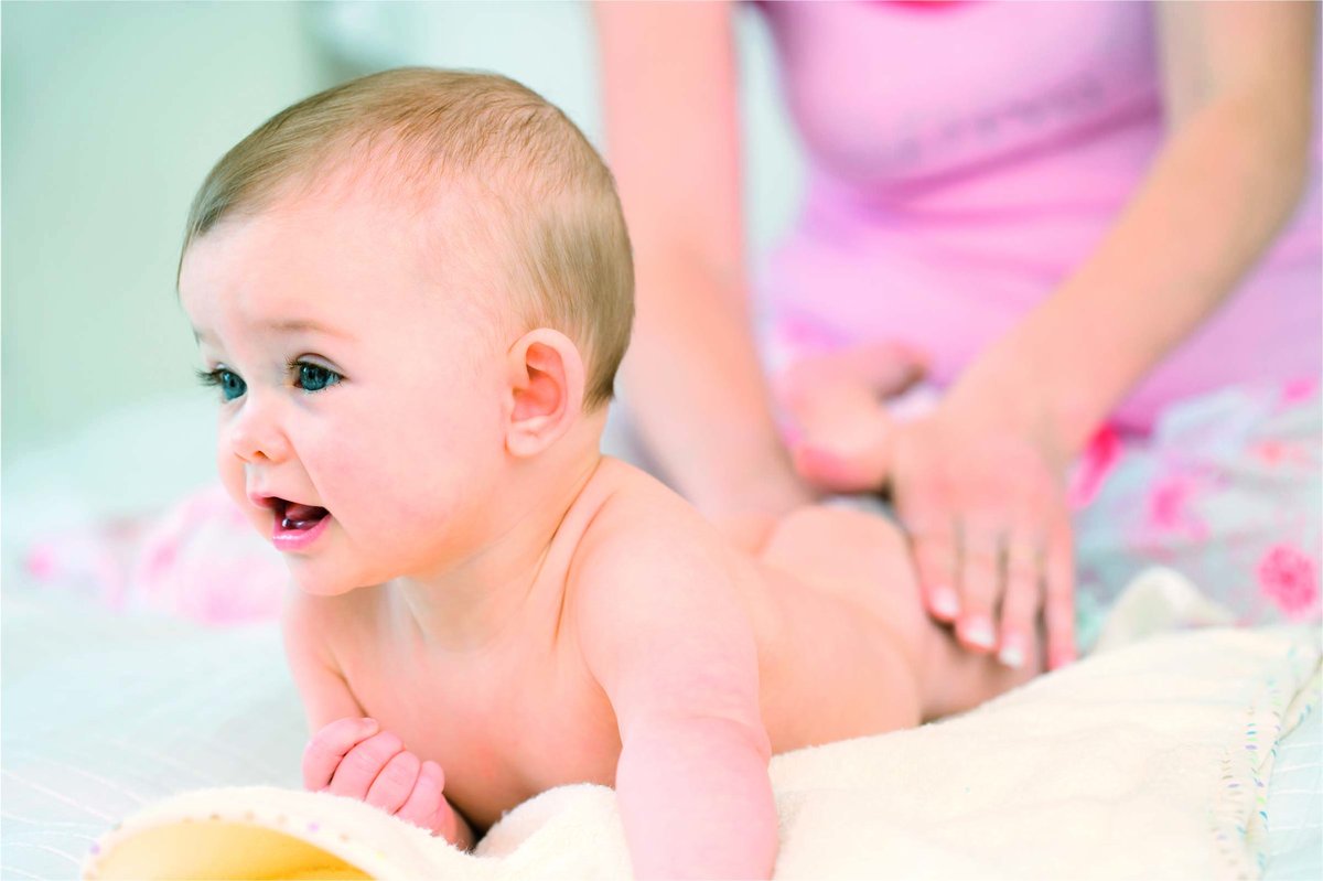 MustelaEsp's tweet photo. El estreñimiento en el bebé lactante: qué es y cómo aliviarle. Todo lo que debes saber en el #BlogMustela https://t.co/gklGrf7jkM https://t.co/0ijvJMExWz