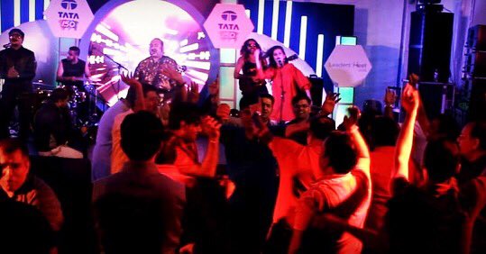 LesleLewis's tweet photo. What a SuperGig #LesleLewisLive @JWMussoorie #TataCommunications #LeadersMeet2018 #jwmarriottwalnutgroveresortandspa .. Fab Audience who loved the #music and couldn't stop dancing!! Rock &amp; Roll 😎!! @shure @shuremea @SunInfonetAudio  @uaudio @oklistenin https://t.co/b2WqknFIJ6