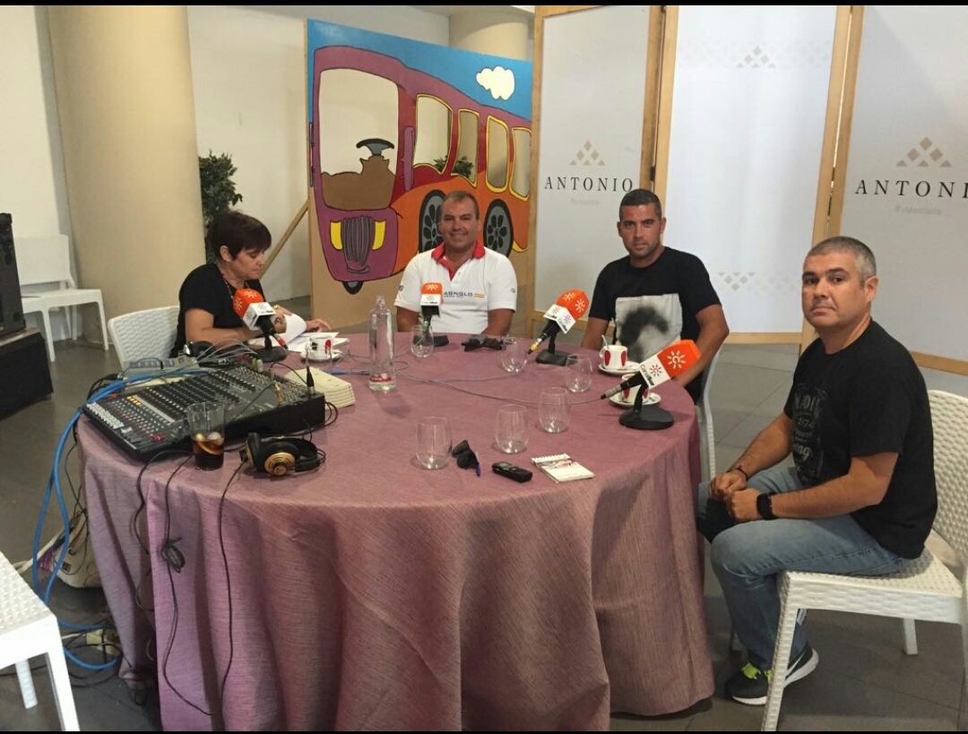 AdrianMartinlp's tweet photo. Un placer participar en #LaJugadaJerez charlando un rato de fútbol @PilarHernandezG  @davidsanchezDJZ #Javirivas 
@CanalSurRadio #tertulia https://t.co/N7vPUUWlWR