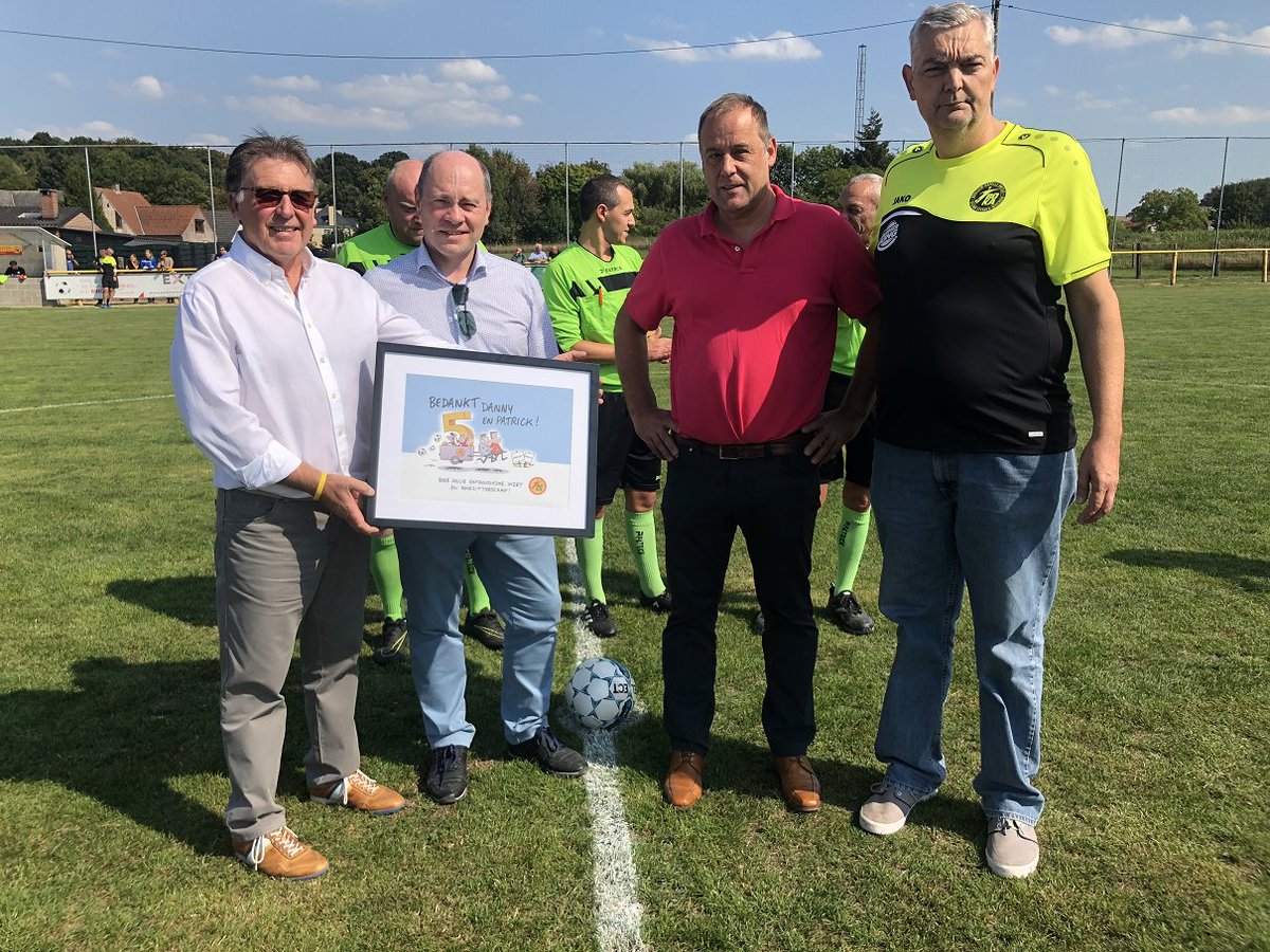 BOKA_United's tweet photo. Speciale en historische wedstrijddag gisteren op BOKA United. Voorzitters Patrick Van Den Bosch en Danny Siroyt gaven de aftrap van de seizoensopener thuis tegen Kraainem en werden in de bloemetjes gezet. #bokaunited https://t.co/CrRPV4zbcl