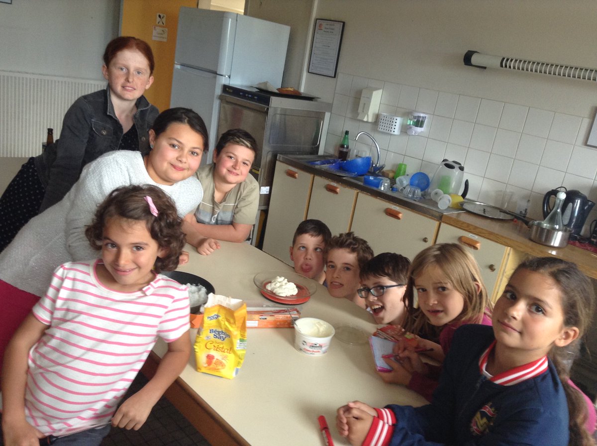 Debrouillotwitt's tweet photo. Notre équipe de champions de Mini-chefs la semaine dernière au #CentredesAbeilles #AtoutSport #Quimper Patience, les recettes du caramel au beurre salé et de la brioche arrivent (il faut juste que l'animatrice trouve le temps de les finaliser au propre 🤭 !) https://t.co/Um476iC8X9