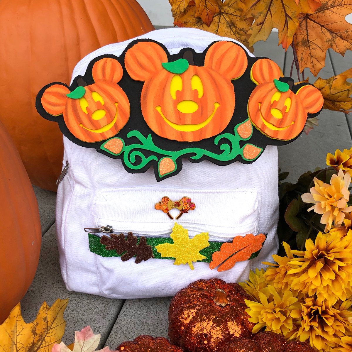 MMMpacks's tweet photo. Happy Labor Day! 🤗 laboring yesterday to bring you NEW DESIGNS for our interchangeable bags! Have you orders our Mickey Pumpkin Accessory Pack? 🎃 2 are in stock. Works on our White, Denim, & light blue colored bags. #disneysmallshop
#disneyhalloween #mickeypumpkins https://t.co/xp8YsrrMs2