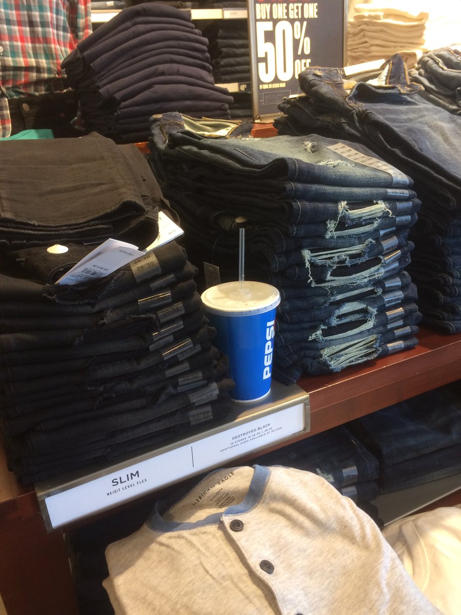 GillNashMiles's tweet photo. Wow, American Eagle Outfitters has a really good interior design team. They had me fooled for a second... #pepsee #trynabepacsun #outletmall https://t.co/GxGmqanfqh