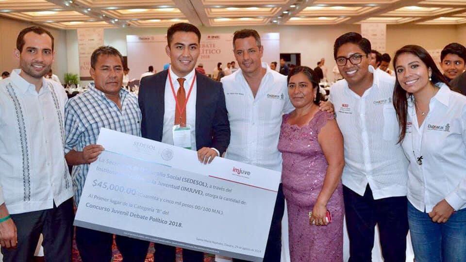 COBAO_GobOax's tweet photo. Felicitamos al alumno egresado del Plantel 04 Tule, José Ángel San Juan Vásquez, por obtener para Oaxaca el Primer lugar del Concurso Nacional de Debate Político 2018 organizado por el Instituto Mexicano de la Juventud (IMJUVE). #OrgulloCOBAO https://t.co/8Dvy9iLos9