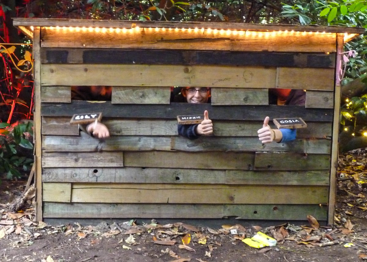 _XtineB's tweet photo. Is this a band in the box? @EOTR https://t.co/0iT8RgB9Ku