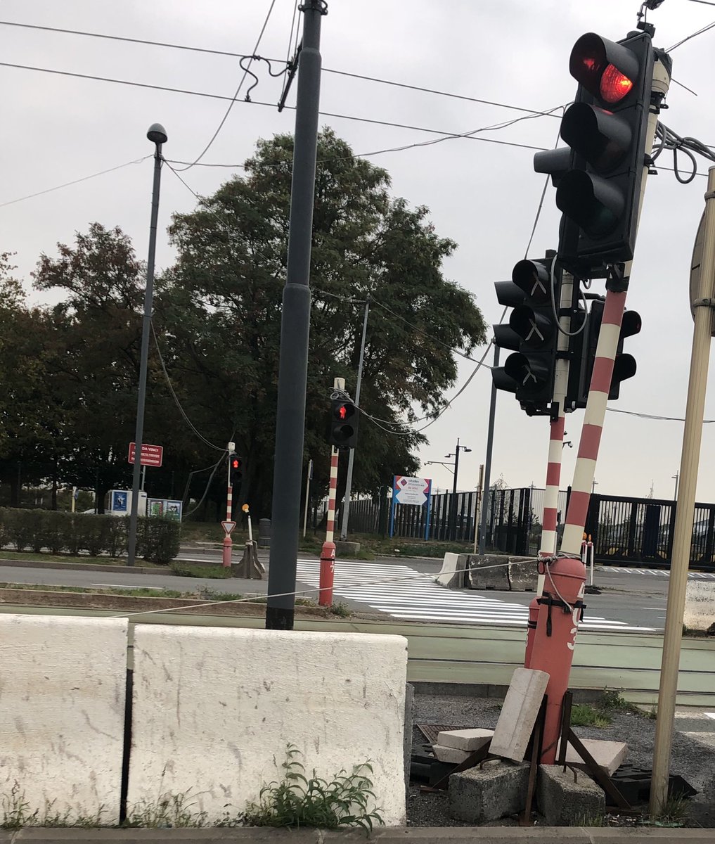 Jev_Haas's tweet photo. How to fix a falling traffic light #belgianway #rope https://t.co/gkV6HUummG