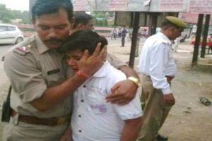 Virallpost's tweet photo. बिना हेलमेट के बाइक चला रहा था बच्चा ,पुलिस ने पकड़ा तो जोर जोर से रोने लगा जिसके बाद दरोगा ने दिखाई अपनी दरयादिली https://t.co/YGq1PbTdmX https://t.co/sN9onXZBST