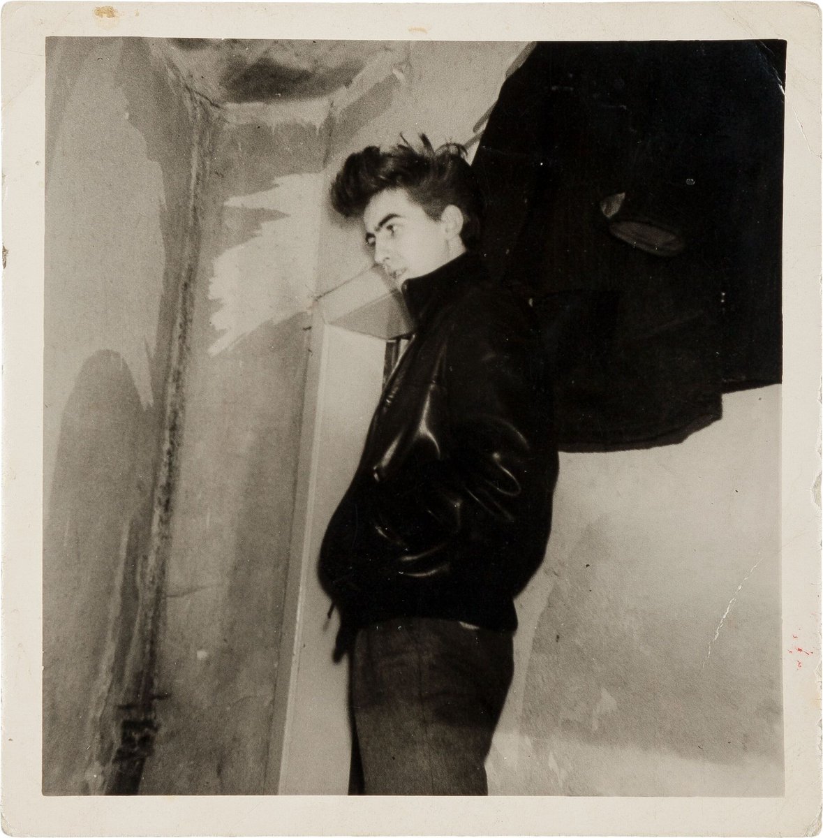 GeorgeHarrison's tweet photo. The Beatles iconic leather jacket phase began in fall 1960 when George bought a black leather jacket from a waiter in Hamburg, Germany. 
@thebeatles #BambiKino #IndraClub #Hamburg #1960 #HamburgLeather
Photo: Harrison Family https://t.co/W3v2zHozZk