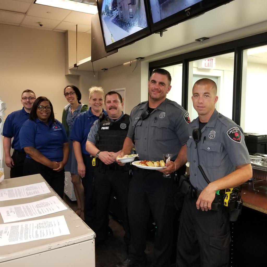 VargasMarika's tweet photo. Olive garden 1742 (rockvale outlets) thanks the Lancaster city police department for their service and we hope that you enjoy your lunch #OGLaborDay #MyOliveGardenFam https://t.co/71p9cNvwYJ